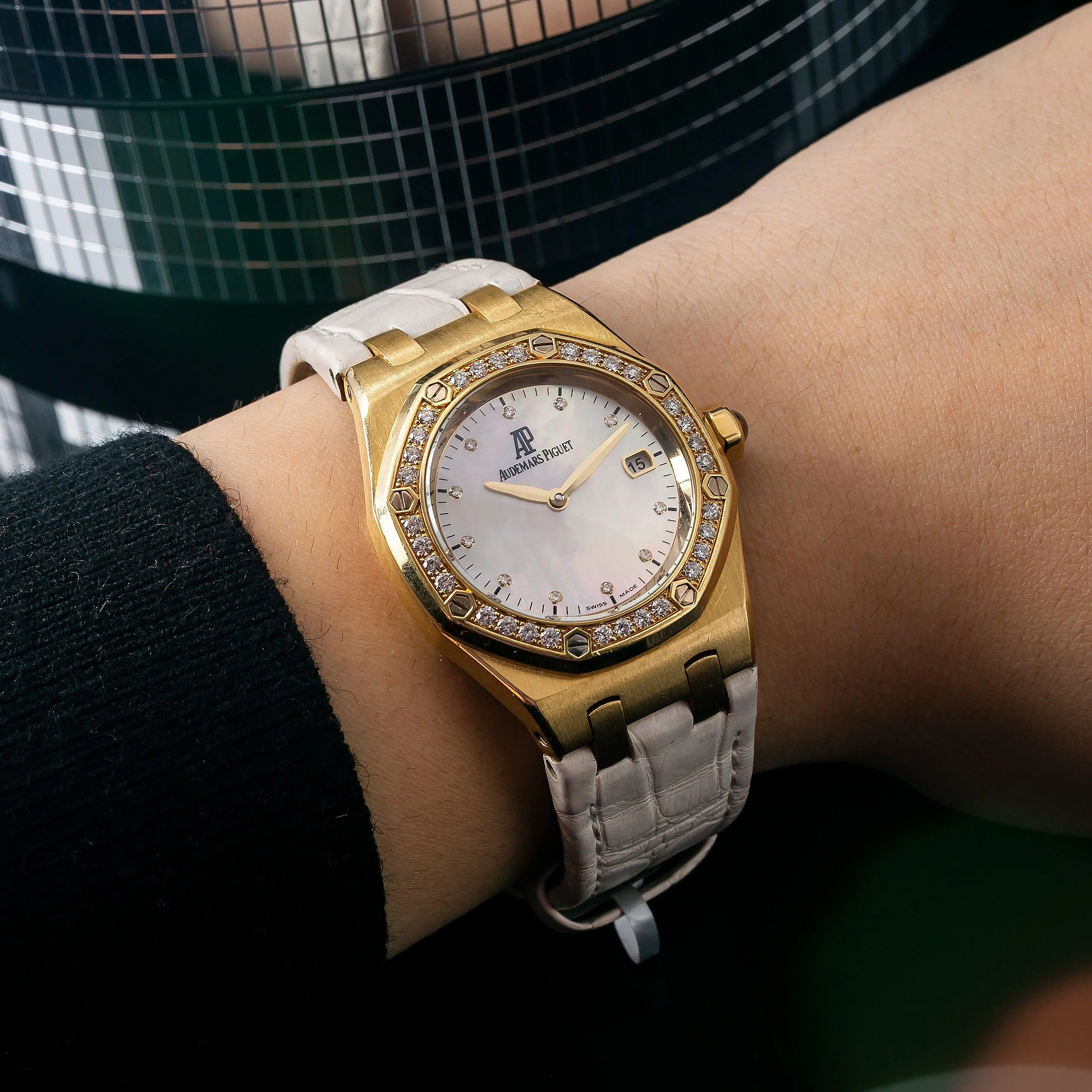Audemars Piguet Royal Oak 33MM 67601BA.ZZ.D012CR.03 Mother of Pearl Diamond Dial Diamond Bezel White Alligator Leather Strap - Image 3
